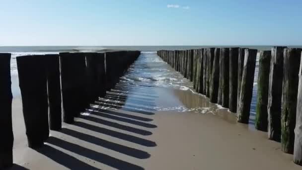 Volando Con Dron Hacia Mar Cielo Azul Entre Rompeolas Doble — Vídeos de Stock