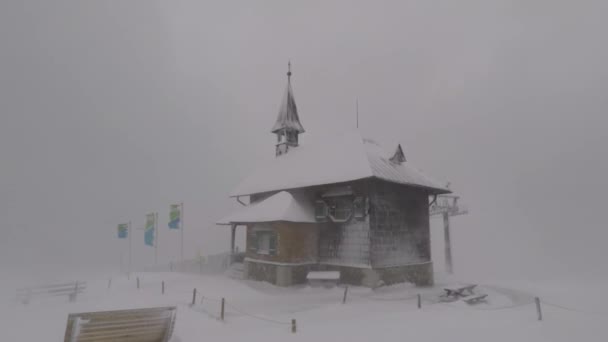 雪嵐の中でシュミッテンホーエの上にあるエリザベート礼拝堂 — ストック動画