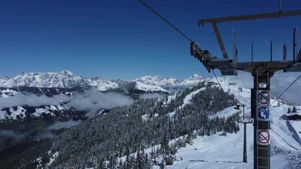 Estación Esquí Nevado Con Pinos Nubes Los Valles Pistas Vacías — Vídeo de stock