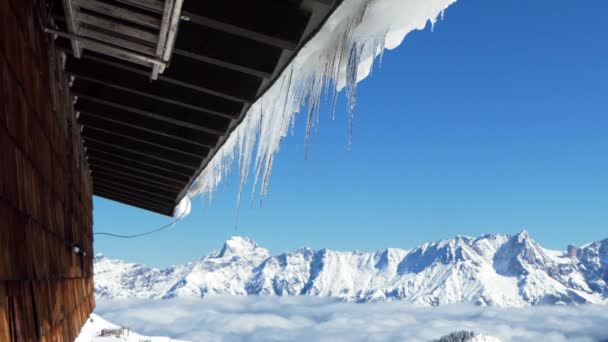 Παγοκρύσταλλοι Που Λιώνουν Κρέμονται Από Την Οροφή Στα Βουνά — Αρχείο Βίντεο