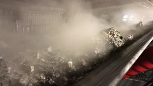 Transportband Met Verbrand Huishoudelijk Afval Dat Nog Warm Van Verbrandingsoven — Stockvideo