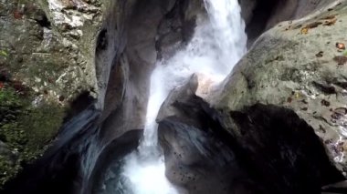 Sisenbergklamm 'daki su tarafından yıpranmış kayalar..