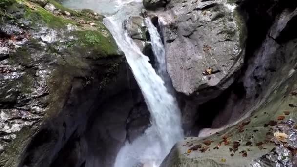 Spektakuläre Wasserfälle Und Felsbrocken Der Seisenbergklamm Österreich — Stockvideo