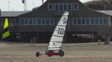 Blokart, Brouwersdam sahilinde yüksek hızda sola dönüyor, yavaş çekim, Hollanda