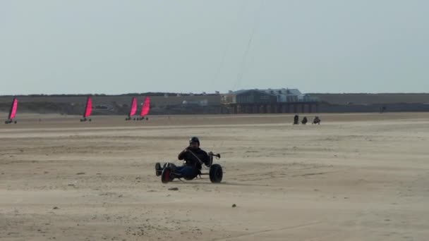 ブラウワースダムのビーチでのKitebuggy スローモーション オランダ — ストック動画