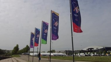 2021 Eurovision Şarkı Yarışması bayrakları Ahoy Rotterdam sitesinin önünde. Aç kapıyı. Ağır çekim 120fps