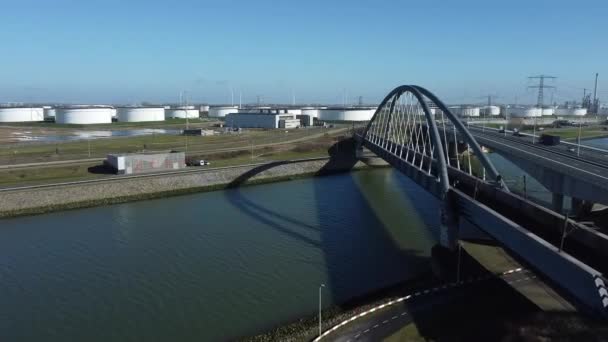 Puente Ferroviario Carretera Nacional Través Área Industrial Con Tanques Almacenamiento — Vídeos de Stock