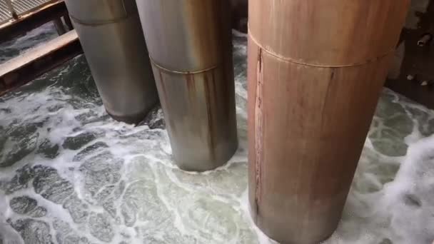 Detail Van Een Waterreservoir Waarin Stoom Door Drie Metalen Buizen — Stockvideo