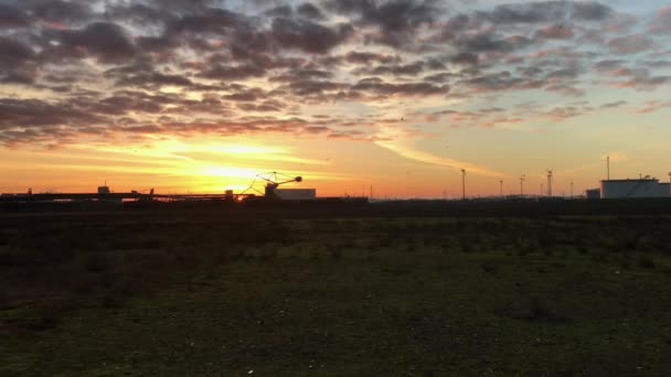 Die Industrie Unter Einem Schönen Himmel Sonnenaufgang Hinter Einem Kohleterminalstapler — Stockvideo