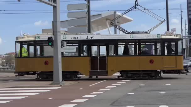 Bonde Histórico Passa Seguido Por Bonde Contemporâneo Moderno Roterdão — Vídeo de Stock