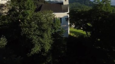 Günbatımında Kaprun Avusturya 'daki Kaprun Kalesi' nin önündeki şapel. Görüntüyü göster