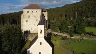 Avusturya Alplerinde Kaprun Kilisesi ve kalesi