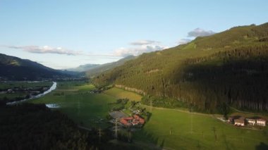 Avusturya Alpleri 'nin bir vadisinde yeşil çayırların üzerinde uçuyorlar.