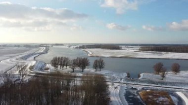 Donmuş bir hendeğin üstünde insansız hava aracıyla bir nehre doğru uçuyor..