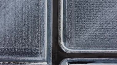 Kışın bir yol ve tarım arazisi üzerinde uçmak