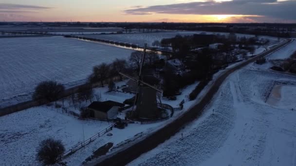 Naplemente Egy Holland Szélmalomban Télen Drón Repked Szélmalom Körül — Stock videók