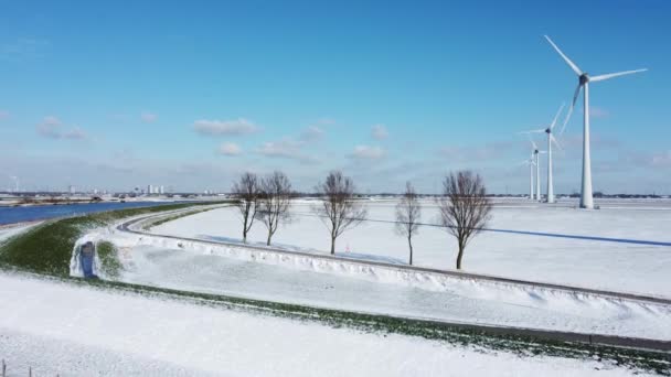 Windräder Einer Winterlandschaft Schatten Einer Windkraftanlage Schnee — Stockvideo