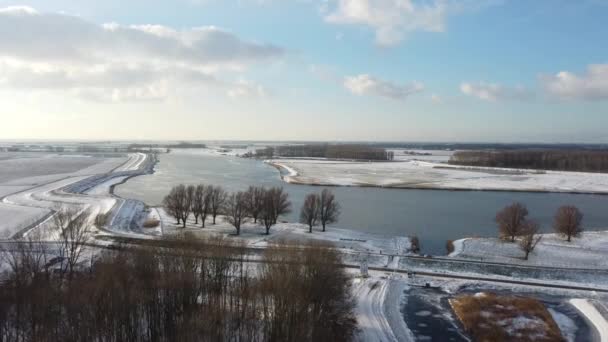 Létání Řece Dronem Nad Zamrzlým Příkopem Zimní Krajině — Stock video