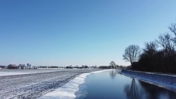 Drönaren Flyger Över Ett Dike Ett Holländskt Vinterlandskap Reflektion Det — Stockvideo