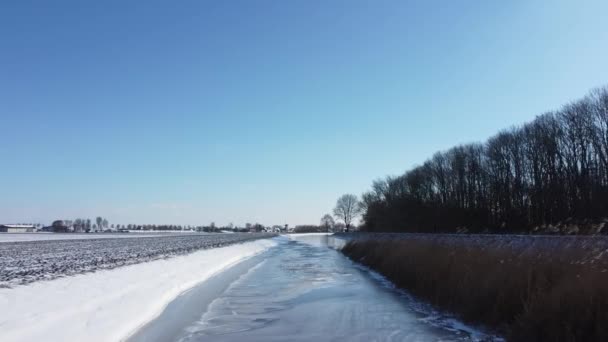 Drone Vola Sopra Fosso Paesaggio Invernale Olandese — Video Stock