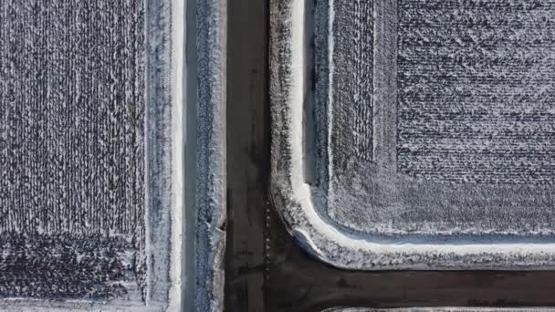 从上方拍摄的无人机在一个交叉口在冬季 汽车驶过 — 图库视频影像
