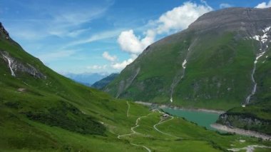 Avusturya 'nın Alplerinde Mooserboden adında güzel yeşil bir vadide İHA ile uçuyoruz.