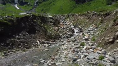 Avusturya 'da bir su akıntısı üzerinde bir sürü kayayla alçaktan uçuyor..