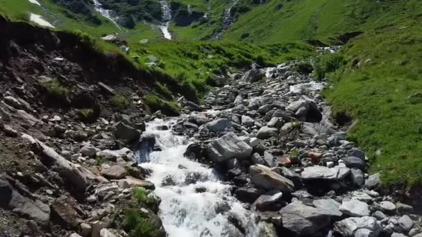 Laag Vliegend Een Waterstroom Oostenrijk Met Veel Rotsen — Stockvideo