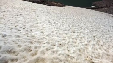 Avusturya Alplerinde kar ve buzla kaplı güzel mavi bir gölün görüntüsü, Uttendorf Weissee