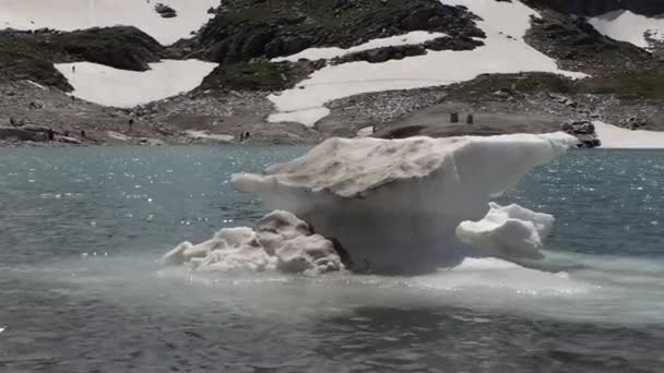 オーストリアアルプスの美しい青い湖の中に浮かぶ氷のパックの閉じる Uttendorf Weissee — ストック動画