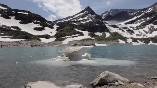 オーストリアアルプスの美しい青い湖の中に浮かぶ氷のパック Uttendorf Weissee — ストック動画