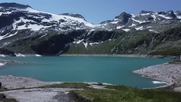 オーストリアアルプスの雪と氷で美しい青い湖に向かって飛んで Uttendorf Weissee — ストック動画