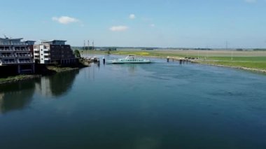 Bir dronla Hollanda 'da bir feribota doğru uçuyor..