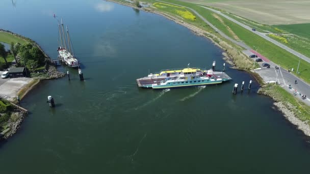 Imagini Aeriene Ale Unui Feribot Care Sosește Cealaltă Parte Râului — Videoclip de stoc