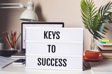 Işık kutusu üzerindeki metin ile başarı kavramlarının anahtarları. İş motivasyonu
