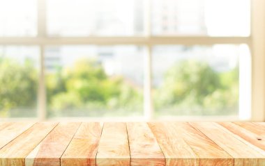 Büyük pencere görünümlü boş tahta tablo. Montaj ürünü görüntüleme veya tasarım için görsel anahtar düzeni.