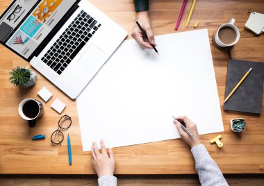 Masada çalışan beyaz arkaplanlı gençlerin en iyi görüntüsü. İş ekibi. Proje yönetimi