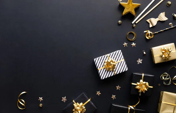暗い背景に黄金の色でギフトボックスと装飾を持つメリークリスマス クリスマスと新年のお祝いの概念 冬の季節と記念日 — ストック写真