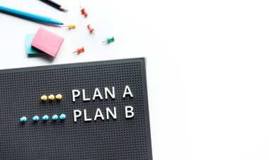 Masa başında metin olan plan ve yön kavramları. İş yönetimi. Toplantı ve beyin fırtınası kavramları