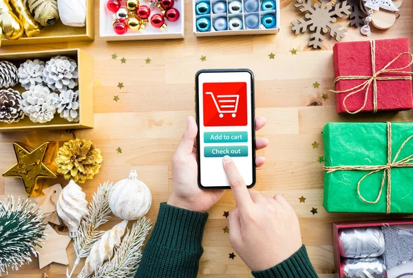 Shopping Online Inverno Concetti Natale Con Giovani Donne Utilizzando Smartphone — Foto Stock