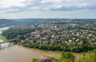 Ukrayna 'nın Ternopil bölgesindeki Dinyester nehrinde bulunan Zalishchyky adlı küçük tarihi bir şehre güzel bir manzara.