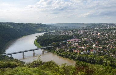 Ukrayna 'nın Ternopil bölgesindeki Dinyester nehrinde bulunan Zalishchyky adlı küçük tarihi bir şehre güzel bir manzara.