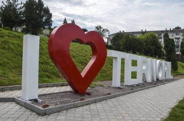 Şehrin orta kesimindeki Ternopil Gölü 'nün setinde Ternopil' i Seviyorum tabelası, Batı Ukrayna