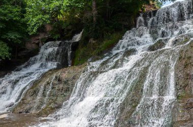 Dzhurinsky şelalesi - Ukrayna 'nın Zalishchyky bölgesindeki Dzhurin nehrinde bir şelale.. Şelalenin yüksekliği 16 metredir..