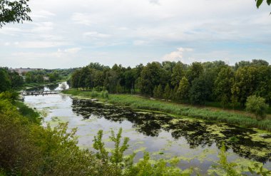 Yaz günü kaleden Ikva nehrine ve Dubno şehrine manzara. Rivne bölgesi, Ukrayna.
