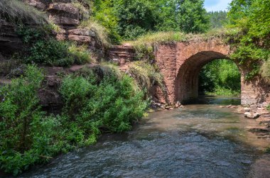 Dzhurin nehrinde 16 metre çağlayan Dzhurinsky şelalesinin manzarası. Ukrayna 'nın en büyük sade şelalesidir. Nyrkiv, Ternopil bölgesi, Ukrayna