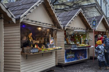 LVIV, UKRAINE - 14 Aralık 2019: Noel hediyeleri ve hediyelik eşyalarla ticaret çadırlarında yürüyen kalabalık meydanda toplandı. Noel fuarı her yıl Aralık 'ta düzenlenir.
