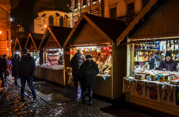 Lviv Ukrajina Prosince 2019 Dav Lidí Procházejících Mezi Obchodními Stany — Stock fotografie