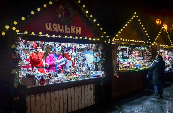 Lviv Ucrania Diciembre 2019 Gente Caminando Entre Puestos Madera Con —  Fotos de Stock