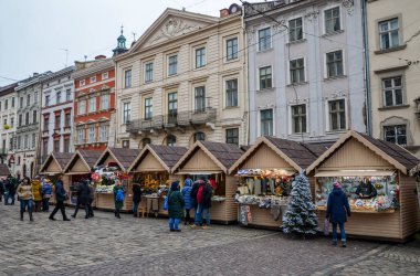 LVIV, UKRAINE - 14 Aralık 2019: Noel hediyeleri ve hediyelik eşyalarla ticaret çadırlarında yürüyen kalabalık meydanda toplandı. Noel fuarı her yıl Aralık 'ta düzenlenir.
